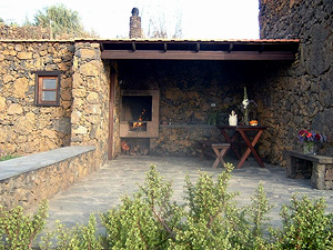 �berdachter Grill mit Terrasse