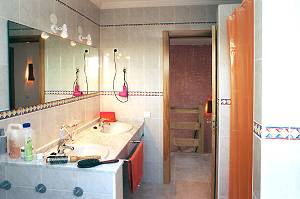 Badezimmer mit Dusche, WC und Bidet