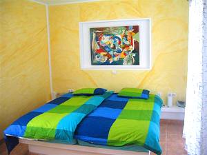 Schlafzimmer mit Doppelbett