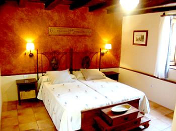 Schlafzimmer mit Doppelbett