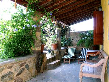 Möblierte und überdachte Terrasse Möblierte und überdachte Terrasse
