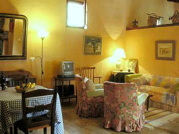 Wohnzimmer und Essplatz Wohnzimmer und Essplatz