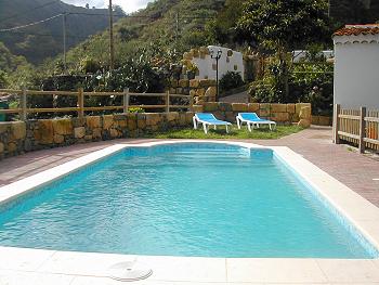 Pool mit Sonnenliegen