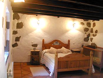Schlafzimmer mit Babybett