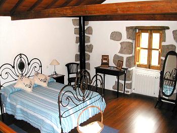 Schlafzimmer mit französischem Bett