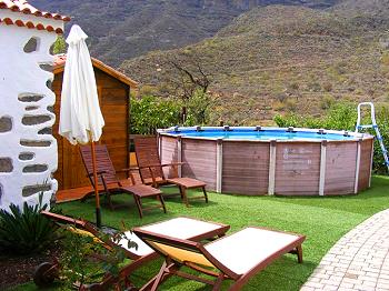 Pool und Sonnenliegen Pool und Sonnenliegen