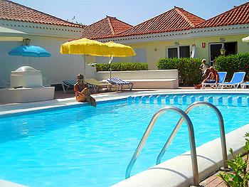 Pool und Sonnenterrasse Pool und Sonnenterrasse
