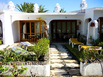 Strandnaher Bungalow Bungalow mit Pool und Terrasse