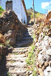 Natursteinpfad zur Finca in ruhiger Umgebung