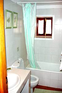 Bad mit Badewanne und WC