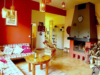 Wohnzimmer mit Kamin
