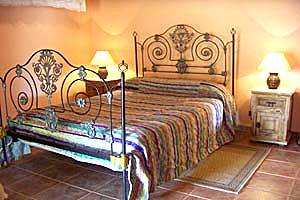 Schlafzimmer mit Doppelbett