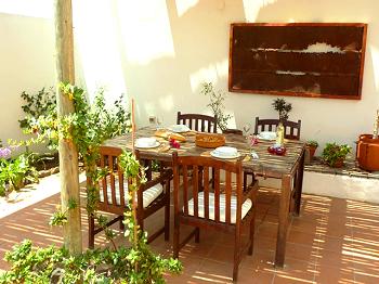 Essplatz im großen, offenen Patio Essplatz im großen, offenen Patio