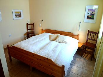 Schlafzimmer mit Doppelbett