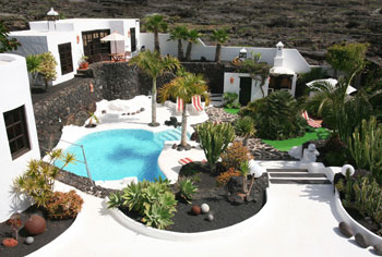 Pool und Sonnenterrasse Pool und Sonnenterrasse