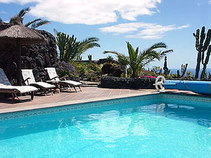 Pool mit Terrasse