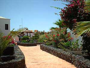 Ein h&uuml;bscher Garten umgibt die Wohnanlage auf Lanzarote