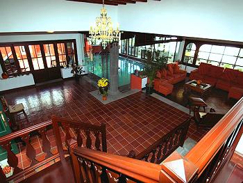 Großer Wohnbereich mit Hallenbad Großer Wohnbereich mit Hallenbad