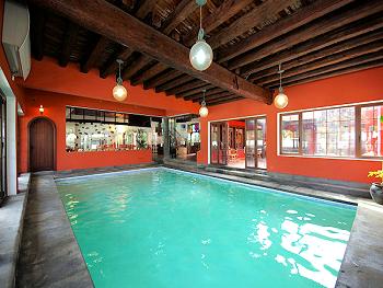Hallenbad neben dem Salon Hallenbad neben dem Salon