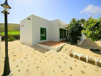 Seitenansicht vom Ferienhaus mit Pool Seitenansicht vom Ferienhaus mit Pool