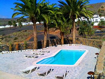 Pool mit Sonnenterrasse Pool mit Sonnenterrasse