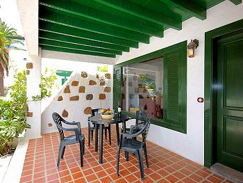 Möblierte und überdachte Terrasse Möblierte und überdachte Terrasse
