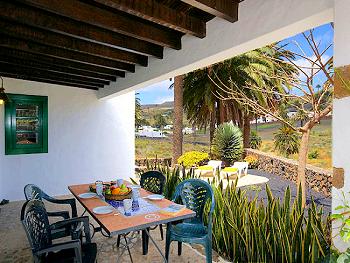 Möblierte und überdachte Terrasse Möblierte und überdachte Terrasse