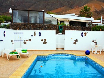 Ferienhaus mit beheizbarem Pool Ferienhaus mit beheizbarem Pool