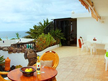Große möblierte Terrasse Große möblierte Terrasse