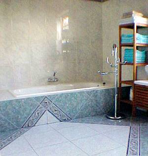 Bad mit Badewanne und separater Dusche