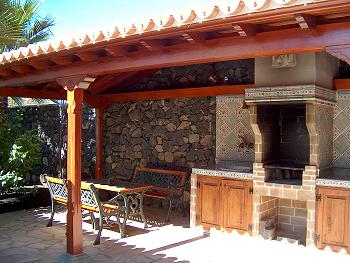 Überdachter Grillplatz mit Esstisch Überdachter Grillplatz mit Esstisch
