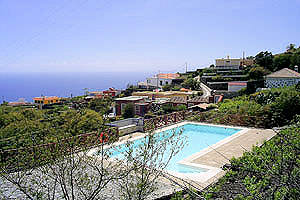 Pool mit Sonnenterrasse Pool mit Sonnenterrasse