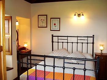Schlafzimmer mit Doppelbett