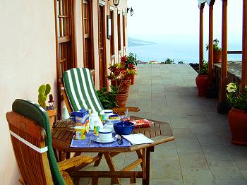 Überdachte und möblierte Terrasse