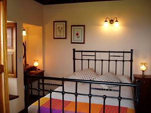 Schlafzimmer mit Doppelbett
