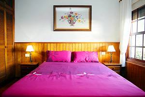 Schlafzimmer mit Doppelbett
