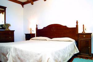 Schlafzimmer mit Doppelbett