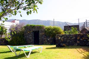 Blick vom Garten auf die Berge
