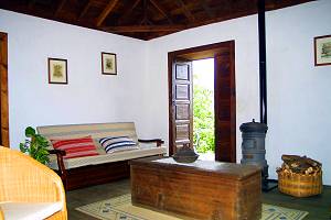 Wohnzimmer mit Zugang zum Patio