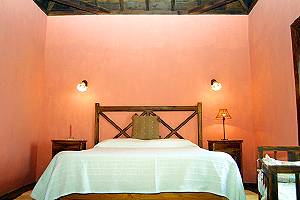 Schlafzimmer mit Doppelbett