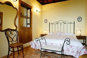 Schlafzimmer mit Doppelbett