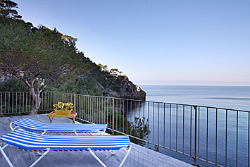 Terrasse mit Liegen