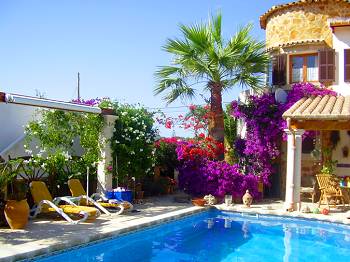 Ferienhaus mit Pool und Garten Ferienhaus mit Pool und Garten