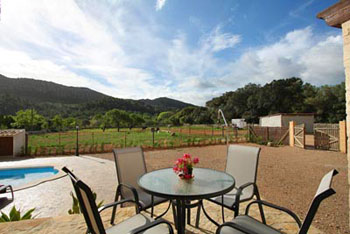 Terrasse mit Blick zum Pool Terrasse mit Blick zum Pool