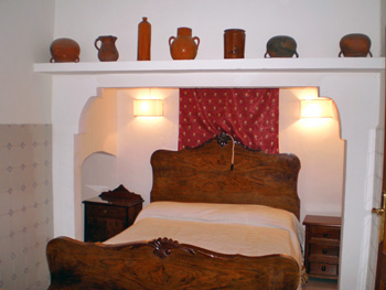 Schlafzimmer mit antikem Doppelbett Schlafzimmer mit antikem Doppelbett