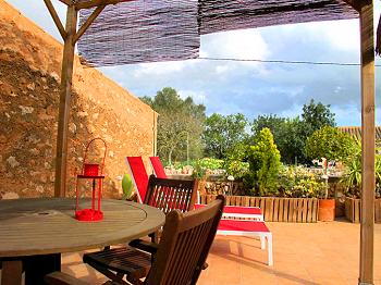 Große, teilweise überdachte Terrasse Große, teilweise überdachte Terrasse