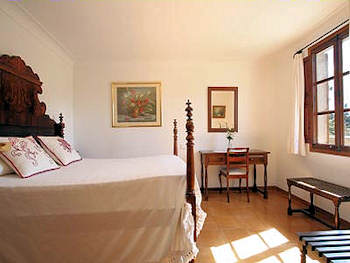 Schlafzimmer mit Doppelbett