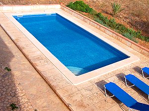 Pool mit Sonnenliegen Pool mit Sonnenliegen