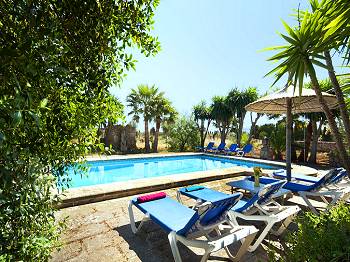 Pool und Sonnenterrasse