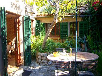 Garten und möblierte Terrasse